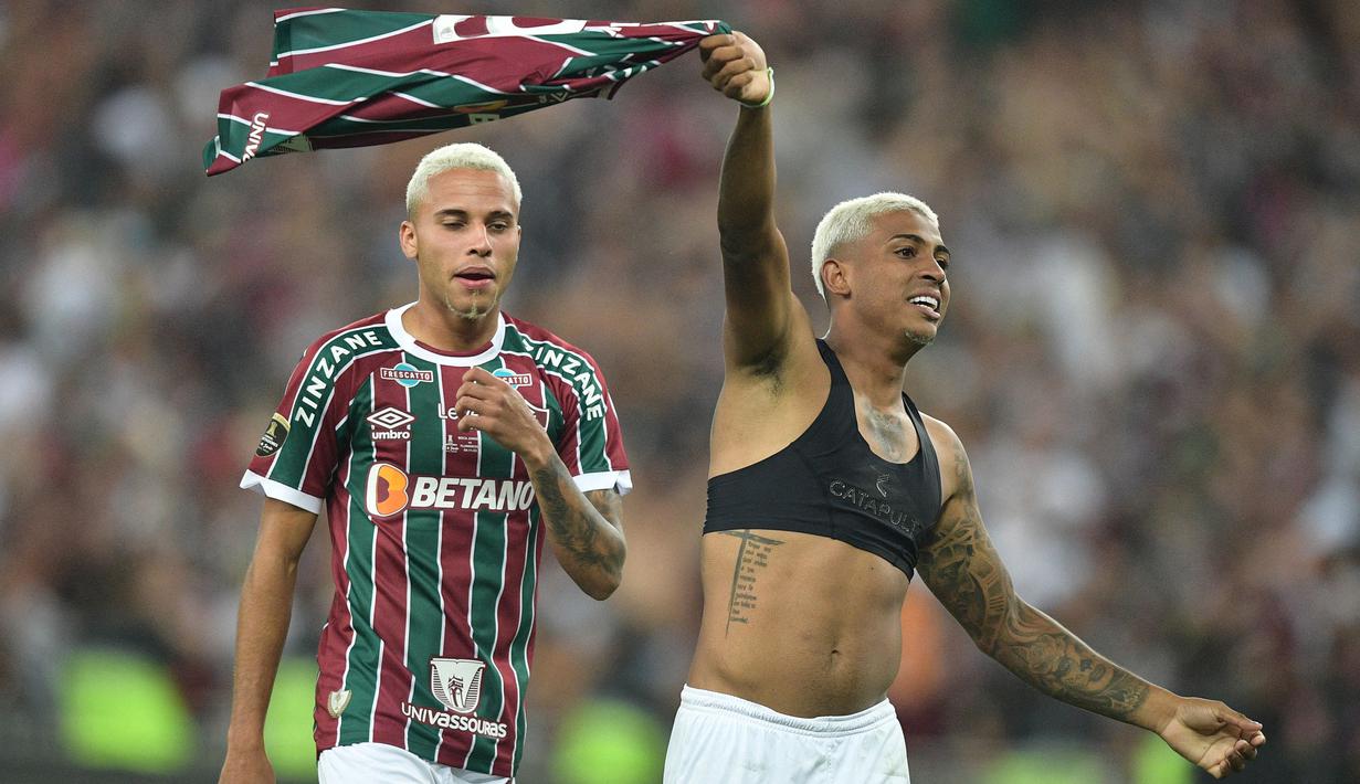 Pemain Fluminense, John Kennedy (kanan) merayakan kemenangan atas Boca Juniors pada final Copa Libertadores yang berlangsung di Maracana Stadium , Rio de Janeiro, Brasil, 5 November 2023 WIB. (AFP/Carl De Souza)