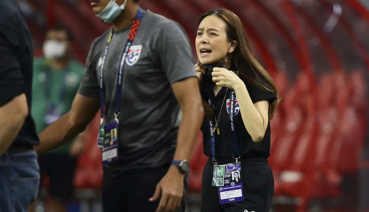 Beberapa kali kamera menyorot aksi dan ekspresi crazy rich Thailand ini saat Chanathip Songkrasin dkk bertanding. Saat Thailand mencetak gol ia tak segan melampiaskan kegembiraannya. (AP/Suhaimi Abdullah)