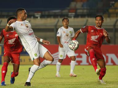 Persebaya akhirnya membuka keunggulan terlebih dahulu saat pertandingan memasuki menit ke-20. Itu bermula dari barisan pertahanan PSM yang kerepotan menghadapi tekanan lewat bola udara yang dilakukan Persebaya. (Bola.com/Ikhwan Yanuar)