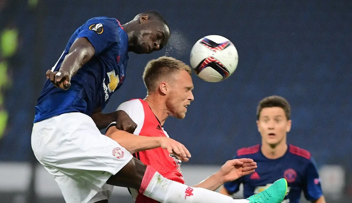 Pemain MU, Eric Bailly (kiri), berduel dengan pemain Feyenoord, Nicolai Jorgensen, pada matchday pertama Grup A Liga Europa, di Stadion Feijenoord, Rotterdam, Jumat (16/9/2016) dini hari WIB. (AFP/ANP/Emmanuel Dunand/Netherlands OUT)