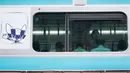 Seorang pria yang mengenakan topeng mencegah penyebaran coronavirus baru berada di dalam kereta api di Tokyo, Senin, (20/7/2020). Ibukota Jepang hari Senin mengkonfirmasi lebih dari 160 kasus virus corona baru. (AP Photo/Eugene Hoshiko)