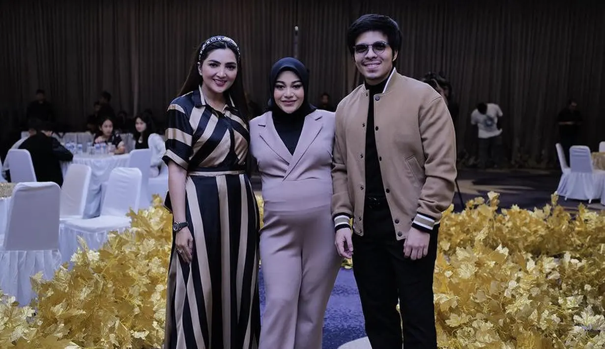 Tampil sesuai dress code, Ashanty tampil dengan dress coklat hitam, Aurel dengan jumpsuit coklat, dan Atta mengenakan jaket coklatnya. @attahalilintar