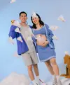 Outfit kedua dengan tema bulu tangkis serba biru. Ribka mengenakan setelan biru dengan outer cardigan dipadukan bra top dan mini skirt menampilkan baby bumpnya. Serta Rian dengan jaket biru dipadukan kaos dan celana pendek abu-abu.