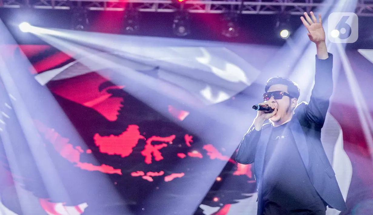 Aksi panggung Vokalis Five Minutes, Richie Setiawan saat tampil di Konser Luar Biasa  Indonesian Soccer Awards 2019 di Studio 6 Indosiar, Jakarta, Jumat (10/1/2020). (Liputan6.com/Faizal Fanani)