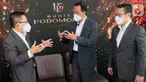 (ki-ka) Presiden Direktur ERA Indonesia Darmadi Darmawangsa, Marketing Director Agung Podomoro Land Agung Wirajaya dan CMO Bukit Podomoro Jakarta Zaldy Wihardja berbincang pada peluncuran Bukit Podomoro Jakarta secara virtual di APL Tower, Jakarta (14/09/2021). (Liputan6.com/HO/Ading)