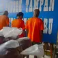 Tersangka dan barang bukti madu palsu yang ditangkap Polsek Tampan, Pekanbaru. (Liputan6.com/M Syukur)