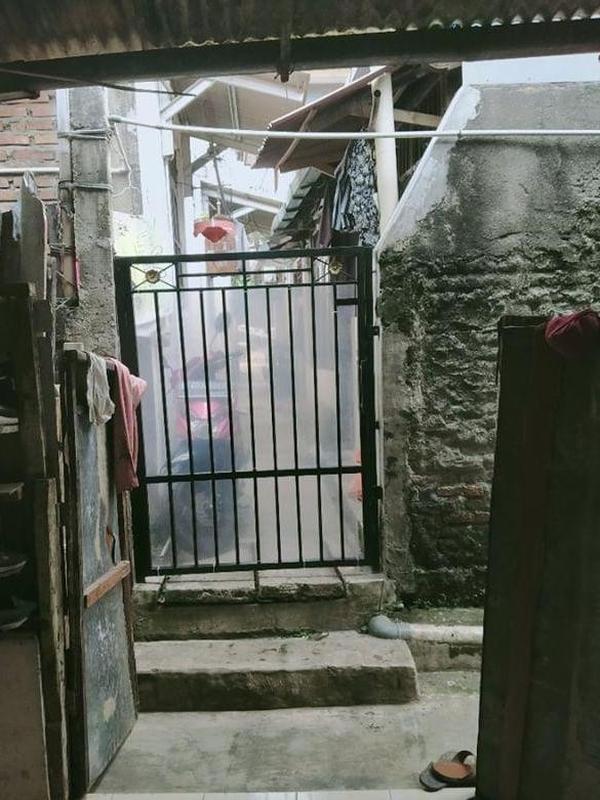 Akses jalan rumah Haryati ditutup oleh tetangganya sendiri. (Liputan6.com/Ady Anugrahadi)