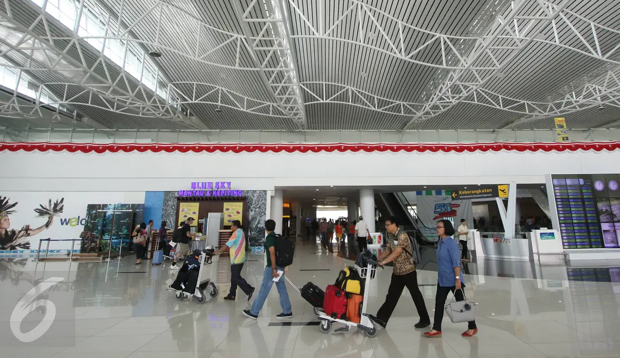 Bagian dalam dari Bandara Internasional Sultan Aji Muhammad Sulaiman (SAMS) Sepinggan Balikpapan, Kaltim, Selasa (27/10). Berdasarkan survei ASQ, bandara SAMS berhasil masuk peringkat 16 bandara terbaik sedunia. (Liputan6.com/Immanuel Antonius)