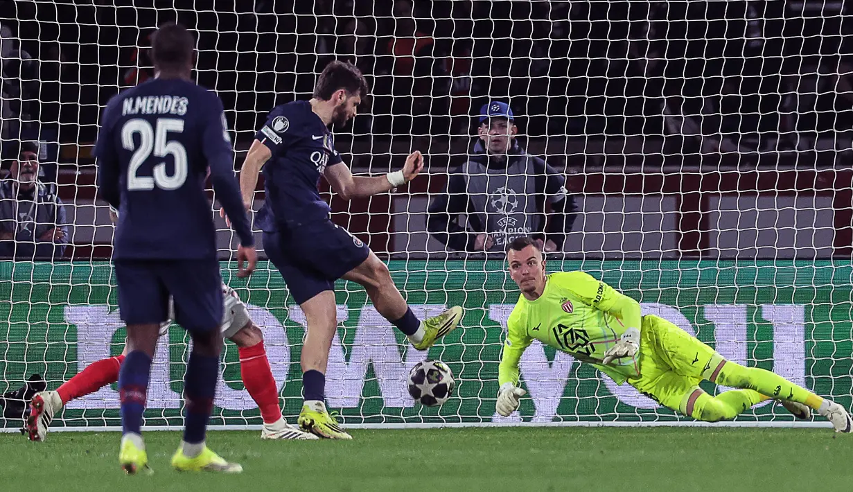 Namun, mereka mampu bangkit dan berhasil mencetak dua gol balasan melalui Marquinhos (60') dan Khvicha Kvaratskhelia (66'). (AFP/Thomas Samson)