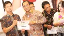 Menteri Perhubungan Budi Karya memberikan sertifikat pemenang lomba menulis bertajuk 'Pencapaian Jokowi' di Jakarta, Selasa (16/8). Acara tersebut digelar sebagai apresiasi terhadap segala pencapaian pemerintahan Jokowi. (Liputan6.com/Immanuel Antonius)