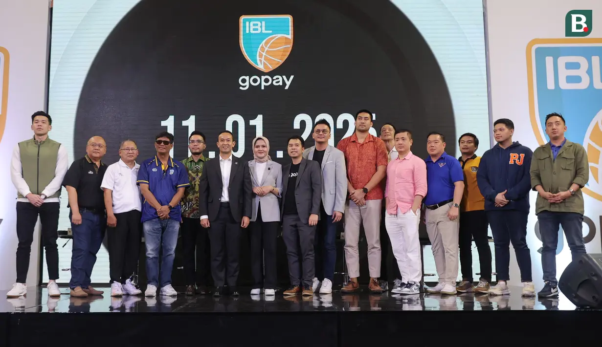 Sejumlah perwakilan klub dan pihak Indonesia Basketball League (IBL) hadir dalam acara Media Day IBL 2025 di KYZN Kuningan, Jakarta Selatan, Kamis siang (12/12/2024). Dalam Acara tersebut Direktur Utama IBL Junaz Miradiarsyah melaunching logo baru sekaligus mengumumkan waktu digelarnya IBL 2025 yakni pada awal bulan tahun depan, tepatnya pada 11 Januari 2025. (Bola.com/M Iqbal Ichsan)