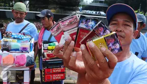 Pedagang memperlihatkan sejumlah rokok saat menggelar aksi damai Terimakasih tembakau di Jakarta, Selasa (31/50). Dalam aksi tersebut mereka melakukan penolakan terhadap hari tanpa tembakau sedunia yang jatuh pada tagl 31 mei. (Liputan6.com/Angga Yuniar)