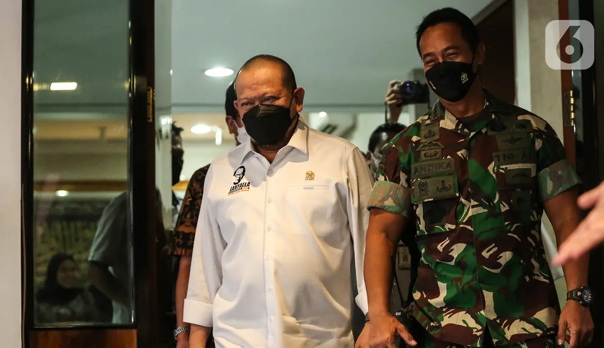 Panglima TNI Jenderal TNI Andika Perkasa usai menyambangi rumah dinas Ketua DPD RI AA LaNyalla Mahmud Mattaliti di Kuningan, Jakarta Selatan, Rabu (24/11/2021). Pertemuan berlangsung tertutup, Panglima TNI dalam beberapa hari ini melakukan kunjungan ke berbagai tempat.(Liputan6.com/Johan Tallo)