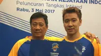 Pebulutangkis ganda putra Indonesia, Marcus Fernaldi Gideon, menerima secara simbolis bonus berupa apartemen dari klub asalnya PB Tangkas Intiland di Jakarta, Rabu (3/5/2017). (Bola.com/Twitter/INABadminton)