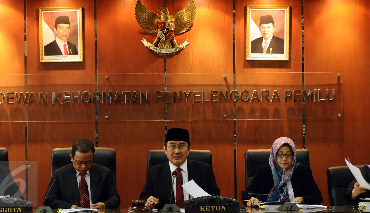 Ketua DKPP, Jimly Asshiddiqie (tengah) memimpin sidang pembacaan 10 putusan terkait penyelenggara pemilu diberbagai daerah, Jakarta, Selasa (26/1/2016). Sidang memutuskan memberhentikan dengan tetap enam pengawas pemilu. (Liputan6.com/Helmi Fithriansyah)