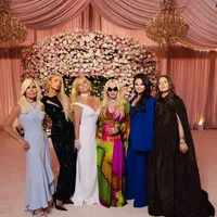 Sejumlah selebriti menghadiri upacara pernikahan Britney Spears dan Sam Asghari. Mulai dari Madonna hingga Selena Gomez berikut potret penampilan mereka. (Instagram/Madonna).
