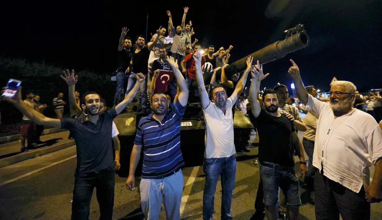 Sejumlah warga menguasai tank di Bandara Internasional Ataturk, Istanbul, Turki, (16/7). Aksi warga tersebut guna menolak aksi kudeta yang dilakukan militer Turki. (REUTERS/Huseyin Aldemir)