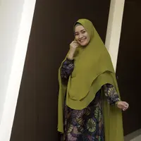 Ikke Nurjanah berpose sangat memesona dengan balutan hijab syar'inya. Senyum Ikke terlihat begitu manis pada foto di atas. Pesona Ikke kini makin terpancarkan dengan penampilan hijab syar'inya. (KapanLagi.com/Muhammad Akrom Sukarya)