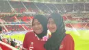 Adiba juga telah menyaksikan timnas di laga sebelumnya. Ia mengenakan jersey merah dipadukan kerudung, manset, dan celana hitam.  [@shafirrabharata]