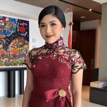 Sedangkan Erina tampil elegan dengan kebaya merah model cheongsam yang memiliki detail kancing shanghai. Dengan halterneck berbordir bunga, ditambah kain pita dengan bros emas di pinggang. (@erinagudono)