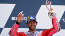 Pembalap Gresini Racing Enea Bastianini merayakan kemenangannya di podium setelah MotoGP Prancis 2022 di Sirkuit Bugatti, Le Mans, Prancis, 15 Mei 2022. Enea Bastianini berhasil menang dramatis di MotoGP Prancis 2022. (JEAN-FRANCOIS MONIER/AFP)