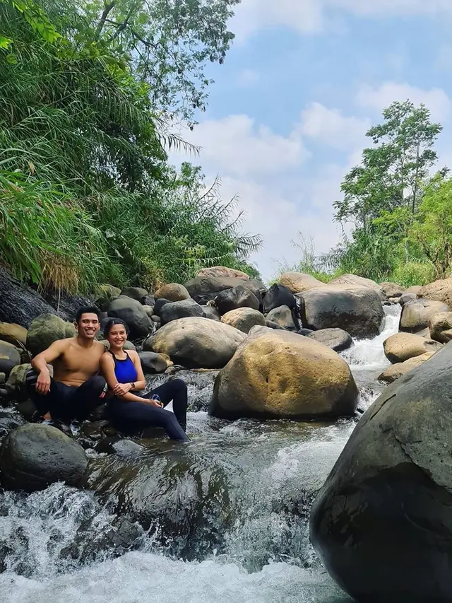 7 Momen Dian Sastrowardoyo, Luna Maya dan Ayu Dewi Trekking Bareng di Bogor