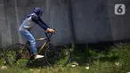 Pemilik workshop Arana Bike Deny Hesti menaiki sepeda yang terbuat dari bambu di kawasan Gunung Putri, Kabupaten Bogor, Jawa Barat, Selasa (15/3/2022). Selama pandemi, Arana Bike memproduksi dua tipe yakni Komodo dan Minivelo yang semua rangka sepedanya terbuat dari bambu. (merdeka.com/Imam Buhori)