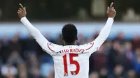 Striker Liverpool, Daniel Sturridge, merayakan golnya ke gawang Aston Villa. Ini merupakan gol perdana bomber asal Inggris itu pasca sembuh dari cedera hamstring. (Reuters/Carl Recine) 