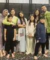Raffi Ahmad dan Nagita Slavina nampak merayakan Idul Adha di rumah barunya. Rieta Amilia ibu Nagita dan Mertua Raffi pun hadir mengenakan gamis warna ungu serasi dengan kerudungnya. @nissyaa