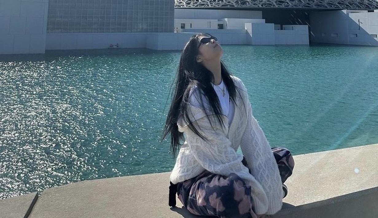 6 Pesona Jennie Blackpink Kenakan Pashmina Hitam dengan Total Outfit