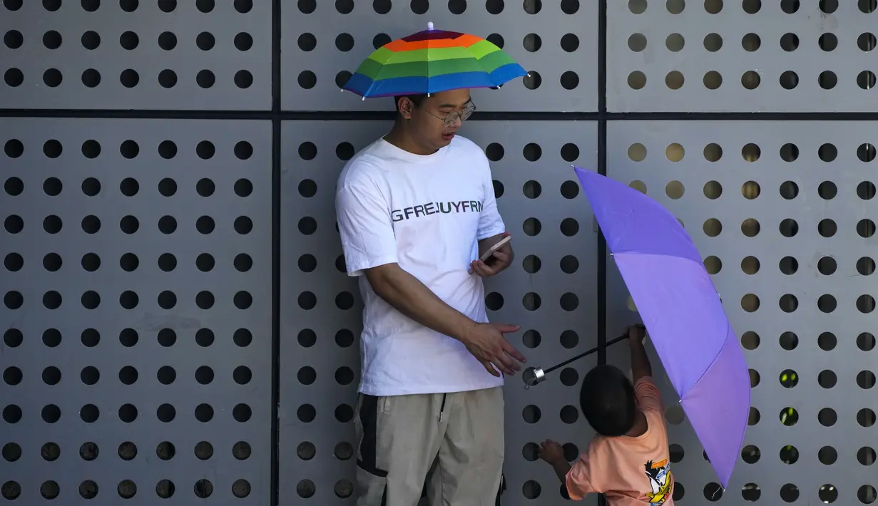 Awal pekan ini, Beijing melaporkan lebih dari sembilan hari berturut-turut dengan suhu di atas 35 derajat Celcius (95 derajat Fahrenheit), sebuah rekor yang belum pernah terjadi sejak tahun 1961.  (AP Photo/Andy Wong)