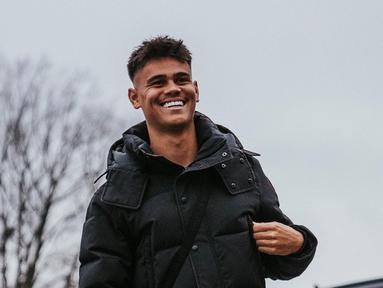 Mees Hilgers tersenyum saat tiba untuk mengikuti sesi latihan bersama klubnya FC Twente. Pemain keturunan Indonesia itu kini menjadi rebutan tiga raksasa Liga Belanda: Ajax Amsterdam, PSV Eindhoven, dan Feyenoord Rotterdam. (Instagram/@fctwente)