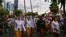 Anggota Komunitas Roode Brug Soerabaia dan Reenactor Indonesia berpartisipasi dalam reka ulang Pertempuran Surabaya, Minggu 2 November 2025. Melalui drama teatrikal ini, komunitas sejarah Roode Brug Soerabaia dan Reenactor Indonesia mengajak seluruh elemen bangsa Indonesia, khususnya pemuda Surabaya, untuk mengenang semangat perjuangan arek-arek yang gugur mempertahankan kemerdekaan. (Juni KRISWANTO/AFP)