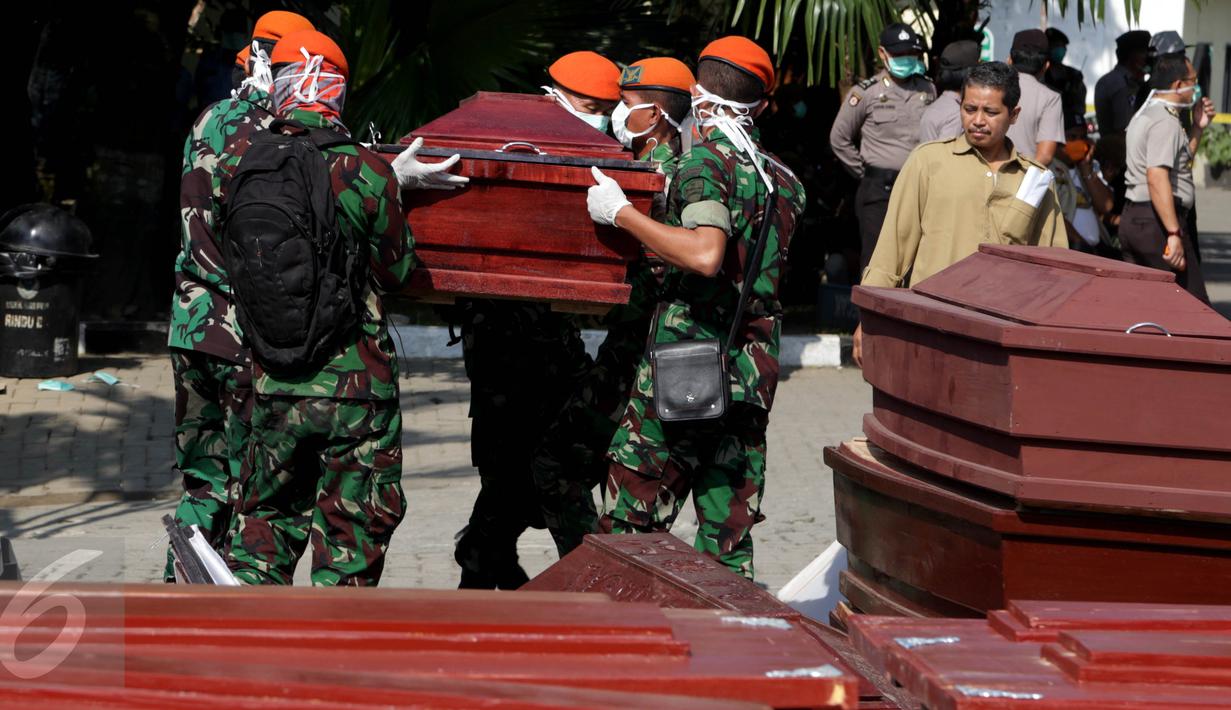 Sejumlah petugas menggotong peti mati di RSUP Haji Adam Malik, Medan, Sumatera utara, Kamis (2/7/2015). Setelah menjalani pemeriksaan dan teridentifikasi, jenazah korban Hercules C-130 akan dipulangkan ke keluarga korban. (Liputan6.com/Johan Tallo)