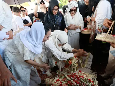 Anggota keluarga dan kerabat menghadiri pemakaman jenazah aktor Ray Sahetapy di Tanah Kusir, Jakarta, Jumat (4/4/2025). (KapanLagi.com/Budy Santoso)