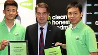 Presiden BWF, Poul-Erik Hoyer (tengah), resmi mengangkat Chen Long (kiri) dan Hendra Setiawan menjadi Duta Integritas, Rabu (8/3/2017). (PBSI)