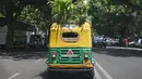 <p>Pengemudi bajaj Mahender Kumar mengendarai kendaraan dengan 'taman' di atapnya, di New Delhi, India pada 2 Mei 2022. Bajaj kuning dan hijau ada di mana-mana di jalan-jalan New Delhi tetapi kendaraan Mahendra Kumar sangat menonjol -- ia memiliki taman di atapnya bertujuan untuk menjaga penumpang tetap sejuk selama musim panas yang menyengat. (Money SHARMA / AFP)</p>