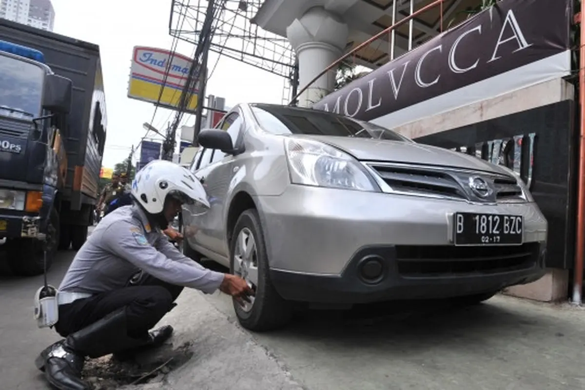 Tertibkan parkir liar di Thamrin City, petugas angkut ratusan motor