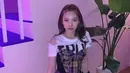 <p>Poni pink dengan rambut lurus highlight cokelat juga bisa dipadukan dengan aksesori seperti hair clip yang dikenakan Nayeon ini.&nbsp;Instagram @twicetagram</p>