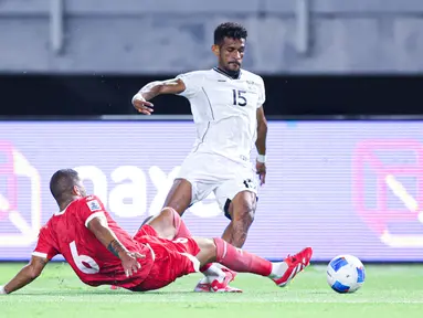 Ricky Kambuaya menjadi salah satu pemain Timnas Indonesia yang tampil mencolok pada pertandingan ini. Sejak babak pertama, gelandang Dewa United ini dipasang sebagai gelandang serang oleh Patrick Kluivert. (Bola.com/Abdul Aziz)