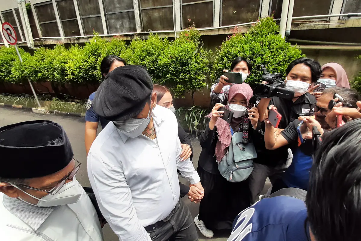 Musikus I Gede Ari Astina alias Jerinx tiba di Polda Metro Jaya, Rabu (1/12/2021).