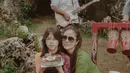 <p>London bersama sang ibu saat merayakan ulang tahun di Yogyakarta. Perayaan ulang tahu diisi dengan panjat tebing, renang di laut hingga makan siang di puncak tebing dengan deburan ombak dan musik tradisional. [Instagram/wulanguritno]</p>