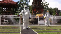 Petugas PMI Kota Tangerang melakukan penyemprotan disinfektan di Pura Kerta Jaya, Tangerang, Banten, Rabu (3/6/2020). Penyemprotan tersebut dilakukan untuk mensterilkan tempat ibadah yang menurut rencana akan kembali dibuka di masa pandemi virus corona COVID-19. (Liputan6.com/Angga Yuniar)