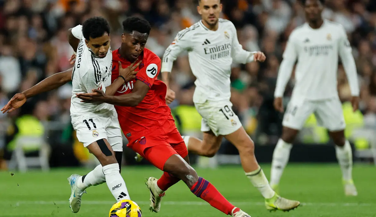 Bermain di hadapan pendukung sendiri, Real Madrid sukses membungkam Sevilla dengan skor 4-2. (OSCAR DEL POZO/AFP)