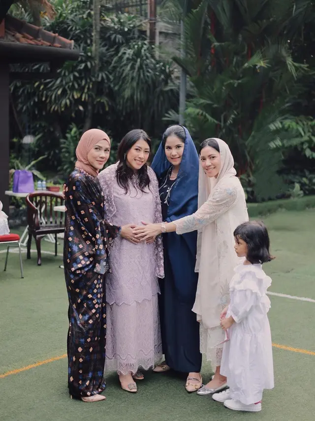 8 Momen Pengajian 4 Bulanan Kehamilan Aliya Rajasa, Berkonsep Ungu