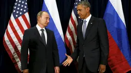 Presiden AS, Barack Obama mengulurkan tangannya kepada Presiden Rusia, Vladimir Putin saat bertemu pada Sidang Umum PBB di New York, Senin (28/9/2015). (REUTERS/Kevin Lamarque)