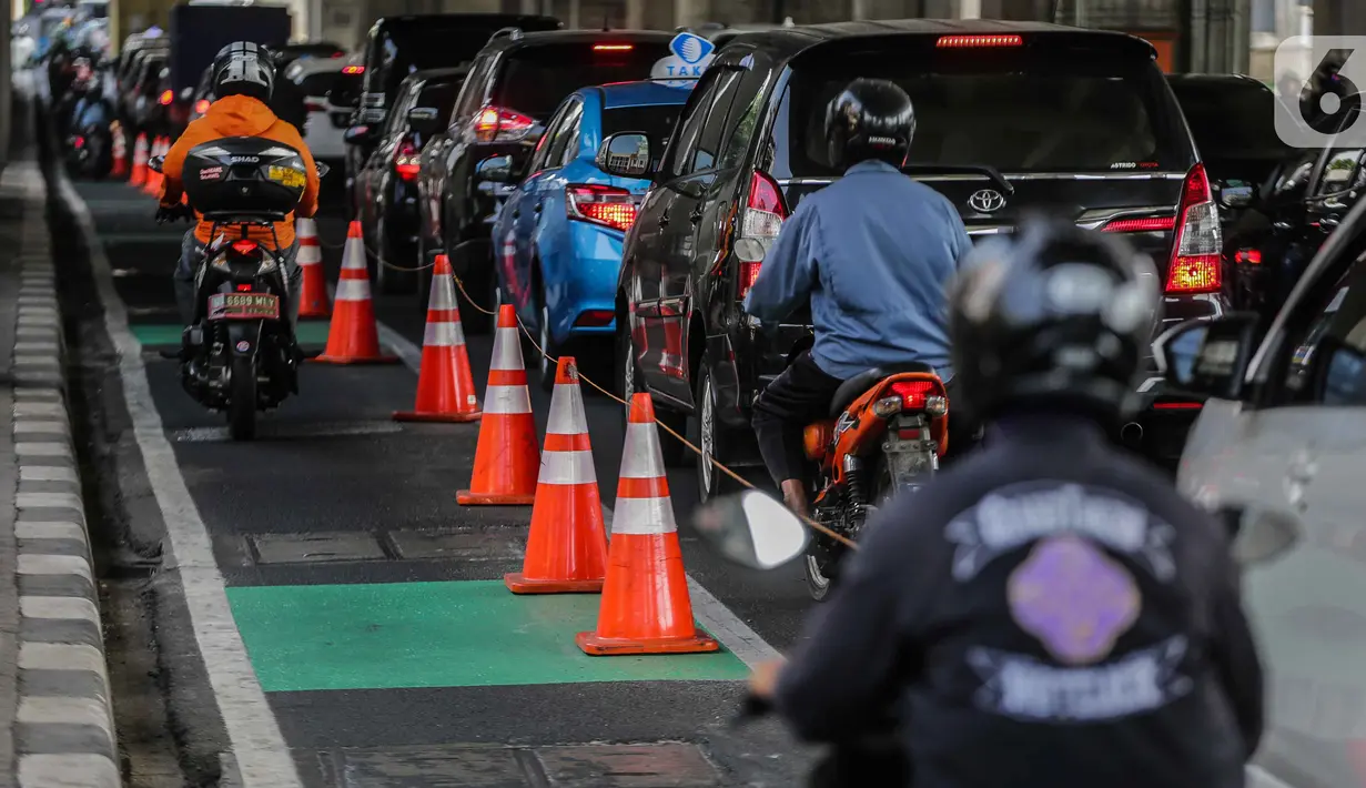 Pengendara motor melintasi jalur khusus sepeda di Jalan Fatmawati Raya, Jakarta Selatan, Rabu (30/10/2019). Anggaran pembangunan jalur sepeda semula Rp 4,4 miliar lalu ada penambahan dana Rp 69,2 miliar hingga total anggarannya menjadi Rp 73,7 miliar. (Liputan6.com/Faizal Fanani)
