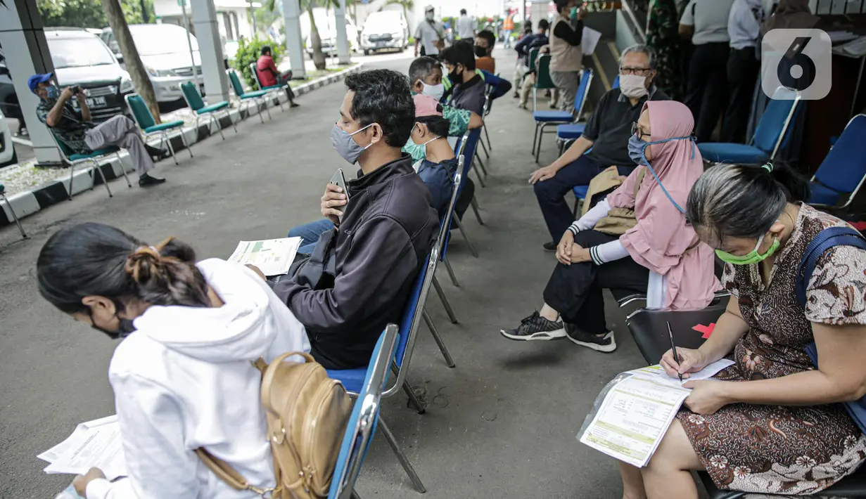 Warga antre mengurus administrasi proses turun kelas di Kantor BPJS Kesehatan Cabang Jakarta Selatan, Jumat (15/5/2020). Pemerintah akan menaikkan iuran BPJS Kesehatan pada 1 Juli 2020 menjadi Rp150.000 untuk kelas I, Rp100.000 untuk kelas II dan Rp42.000 untuk kelas III (Liputan6.com/Faizal Fanani)
