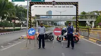 Petugas Suku Dinas Perhubungan Jakarta Selatan Saat Menutup JLNT, Antasari, Jakarta Selatan, Minggu (3/11/2019). (Foto: Merdeka.com)