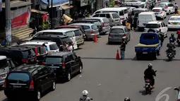 Jejeran kendaraan roda empat saat parkir liar di kawasan Pramuka, Senin (22/9/2014) (Liputan6.com/Johan Tallo)